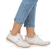 Weiße Rieker Damen Slipper N4278-90 mit Gummischnürung sowie mehrfarbigem Muster. Schuh am Fuß.