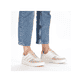 Weiße vegane Rieker Damen Sneaker Low M8410-60 mit einer Schnürung. Schuh am Fuß.