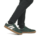 Grüne Rieker Herren Sneaker Low U0707-54 im Retro-Look mit weißen Streifen an der Seite sowie einer Schnürung. Schuh am Fuß.
