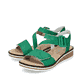 Grüne Rieker Keilsandaletten V3660-54 mit Klettverschluss sowie leichter Sohle. Schuhpaar seitlich schräg.
