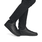 Schwarze Rieker Herren Sneaker Low U0700-00 mit TR-Sohle mit leichtem EVA-Inlet. Schuh am Fuß.