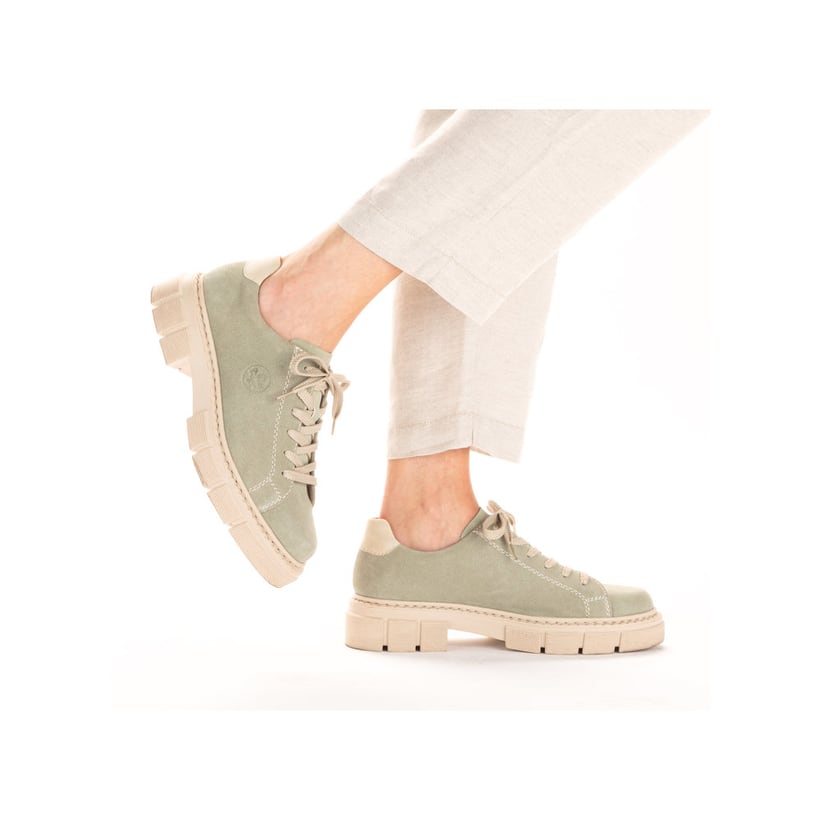 Mintgrüne Rieker Damen Schnürschuhe M3840-53 mit Schnürung sowie einer Plateausohle. Schuh am Fuß