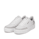 Weiße Rieker Damen Sneaker Low W0701-80 mit einer strapazierfähigen Sohle. Schuhpaar seitlich schräg.
