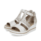 Silberne Rieker Keilsandaletten 67481-60 mit Klettverschluss sowie Löcheroptik. Schuhpaar seitlich schräg.