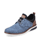 Denimblaue Rieker Herren Slipper 14450-14 mit einer Gummischnürung. Schuh seitlich schräg.