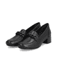 Schwarze Rieker Damen Loafer 41660-00 mit Elastikeinsatz sowie stylischer Kette. Schuhpaar seitlich schräg.