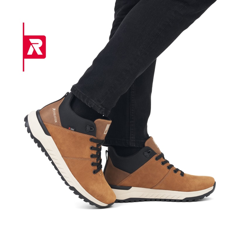 Braune Rieker EVOLUTION Herren Sneaker U0163-68 mit einer super leichten Sohle. Schuh am Fuß.