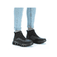 Schwarze Rieker Damen Sneaker High M6052-00 mit einer ultra leichten Sohle. Schuh am Fuß.