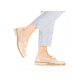 
Hellbeige Rieker Damen Loafers 51865-60 mit einer schockabsorbierenden Sohle. Schuh am Fuß