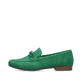 Grasgrüne Rieker Damen Loafer 51999-52 mit Elastikeinsatz sowie modischer Kette. Schuh Außenseite.