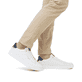 Weiße Rieker Herren Sneaker Low U0704-80 mit TR-Sohle mit leichtem EVA-Inlet. Schuh am Fuß.
