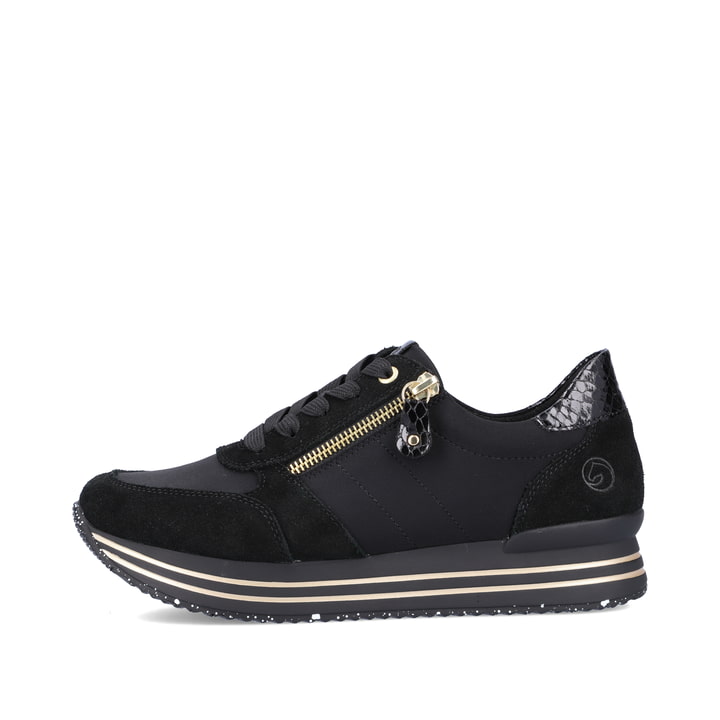 
Nachtschwarze remonte Damen Sneaker D1316-01 mit einer flexiblen Plateausohle. Schuh Außenseite