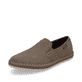 Braune Rieker Herren Slipper B5265-64 mit Elastikeinsatz sowie Ziernähten. Schuh seitlich schräg.