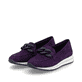 Auberginefarbene remonte Damen Loafer D0H10-30 mit grobgliedrigem Kettenelement. Schuhpaar seitlich schräg.