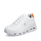 Weiße Rieker Damen Sneaker Low N5202-80 mit flexibler und ultra leichter Sohle. Schuh seitlich schräg.