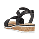 Schwarze Rieker Keilsandaletten V3661-00 mit einem Klettverschluss. Schuh von hinten.