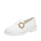 Weiße remonte Damen Loafer D1H00-80 mit Elastikeinsatz sowie modischer Brosche. Schuh seitlich schräg.