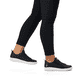 Schwarze Rieker Damen Sneaker Low 41906-00 mit einer flexiblen Sohle. Schuh am Fuß.