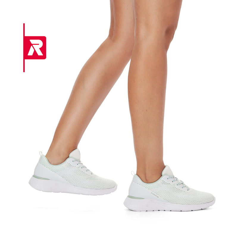 Kristallweiße Rieker EVOLUTION Damen Sneaker W0401-80 mit einer ultra leichten Sohle. Schuh am Fuß.