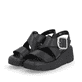 Schwarze Rieker Keilsandaletten W1550-00 mit flexibler und ultra leichter Sohle. Schuhpaar seitlich schräg.