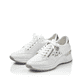 Weiße Rieker Damen Sneaker Low N4322-80 mit Reißverschluss sowie Komfortweite G. Schuhpaar seitlich schräg.