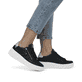 Schwarze Rieker Damen Sneaker Low W0505-00 mit einer dämpfenden Sohle. Schuh am Fuß.