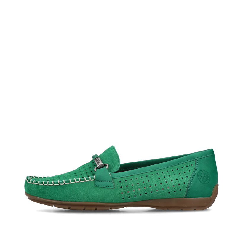 Grüne Rieker Damen Loafer 40253-54 in Löcheroptik sowie schmaler Passform E 1/2. Schuh Außenseite.
