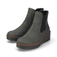 
Graugrüne Rieker Damen Chelsea Boots X9172-54 mit einer Profilsohle mit Keilabsatz. Schuhpaar schräg.