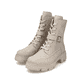 
Beige Rieker Damen Biker Boots 74642-62 mit einer schockabsorbierenden Plateausohle. Schuhpaar schräg.