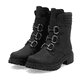 Tiefschwarze Rieker Damen Biker Boots 72650-01 mit Schmuckelementen. Schuhpaar seitlich schräg.