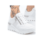 Reinweiße Rieker Damen Sneaker Low N8321-80 mit Reißverschluss sowie Ziernähten. Schuh am Fuß.