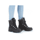 
Tiefschwarze Rieker Damen Schnürstiefel X9034-00 mit Schnürung sowie einer Profilsohle. Schuh am Fuß