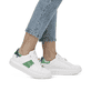 Weiße Rieker Damen Sneaker Low W1202-81 mit flexibler und ultra leichter Sohle. Schuh am Fuß.