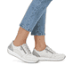 Weiße Rieker Damen Sneaker Low N1100-80 mit Reißverschluss sowie Extraweite H. Schuh am Fuß.
