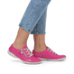 Magentafarbene Rieker Damen Schnürschuhe 58822-31 mit einem Reißverschluss. Schuh am Fuß.