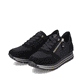 
Nachtschwarze remonte Damen Sneaker D1316-01 mit einer flexiblen Plateausohle. Schuhpaar schräg.