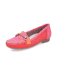 Rote Rieker Damen Loafer 40065-33 in Löcheroptik sowie schmaler Passform E 1/2. Schuh seitlich schräg.