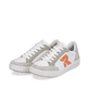 Weiße Rieker Damen Sneaker Low 41909-91 mit super leichter und flexibler Sohle. Schuhpaar seitlich schräg.