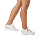 Weiße Rieker Damen Sneaker Low N8322-80 mit Reißverschluss sowie Komfortweite G. Schuh am Fuß.
