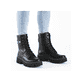 Mattschwarze Rieker Damen Biker Boots Y3354-00 mit Perlenschmuck. Schuh am Fuß.