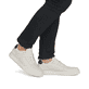 Weiße Rieker Herren Sneaker Low B9906-80 mit einer leichten und dämpfenden Sohle. Schuh am Fuß.