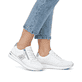 Weiße remonte Damen Sneaker D1G00-80 mit Reißverschluss sowie Ausstanzungen. Schuh am Fuß.
