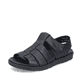 Schwarze Rieker Herren Sandalen 24262-00 mit einem Klettverschluss. Schuh seitlich schräg.