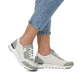 Beige vegane remonte Damen Sneaker R6709-81 mit einem Reißverschluss. Schuh am Fuß.
