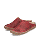 Rote Rieker Damen Clogs M2885-35 in Löcheroptik sowie einer griffigen Sohle. Schuhpaar seitlich schräg.