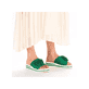 Grüne Rieker Damen Pantoletten V0252-52 mit Klettverschluss sowie Dekoblume. Schuh am Fuß.