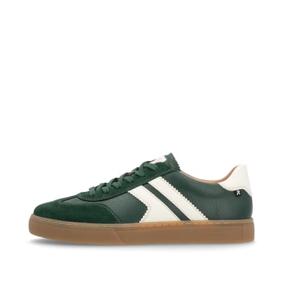 Grüne Rieker Herren Sneaker Low U0707-54 im Retro-Look mit weißen Streifen an der Seite sowie einer Schnürung. Schuh Außenseite.
