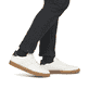 Weiße Rieker Herren Sneaker Low U0707-80 im Retro-Look mit weißen Streifen an der Seite sowie einer Schnürung. Schuh am Fuß.

