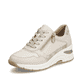 Beige Rieker Damen Sneaker Low N9301-60 mit Reißverschluss sowie Komfortweite G. Schuh seitlich schräg.