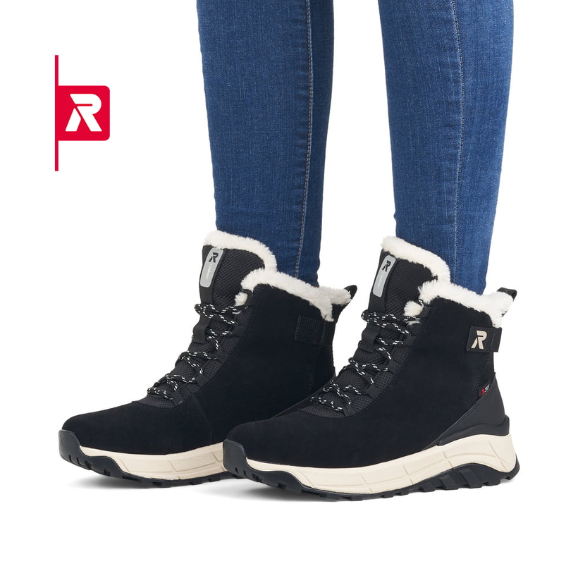 Schwarze Rieker EVOLUTION Damen Stiefel W0060-00 mit einer super leichten Sohle. Schuh am Fuß.